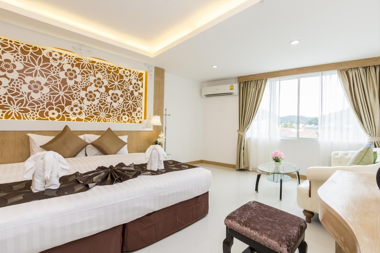 Готель Triple Three Patong Екстер'єр фото