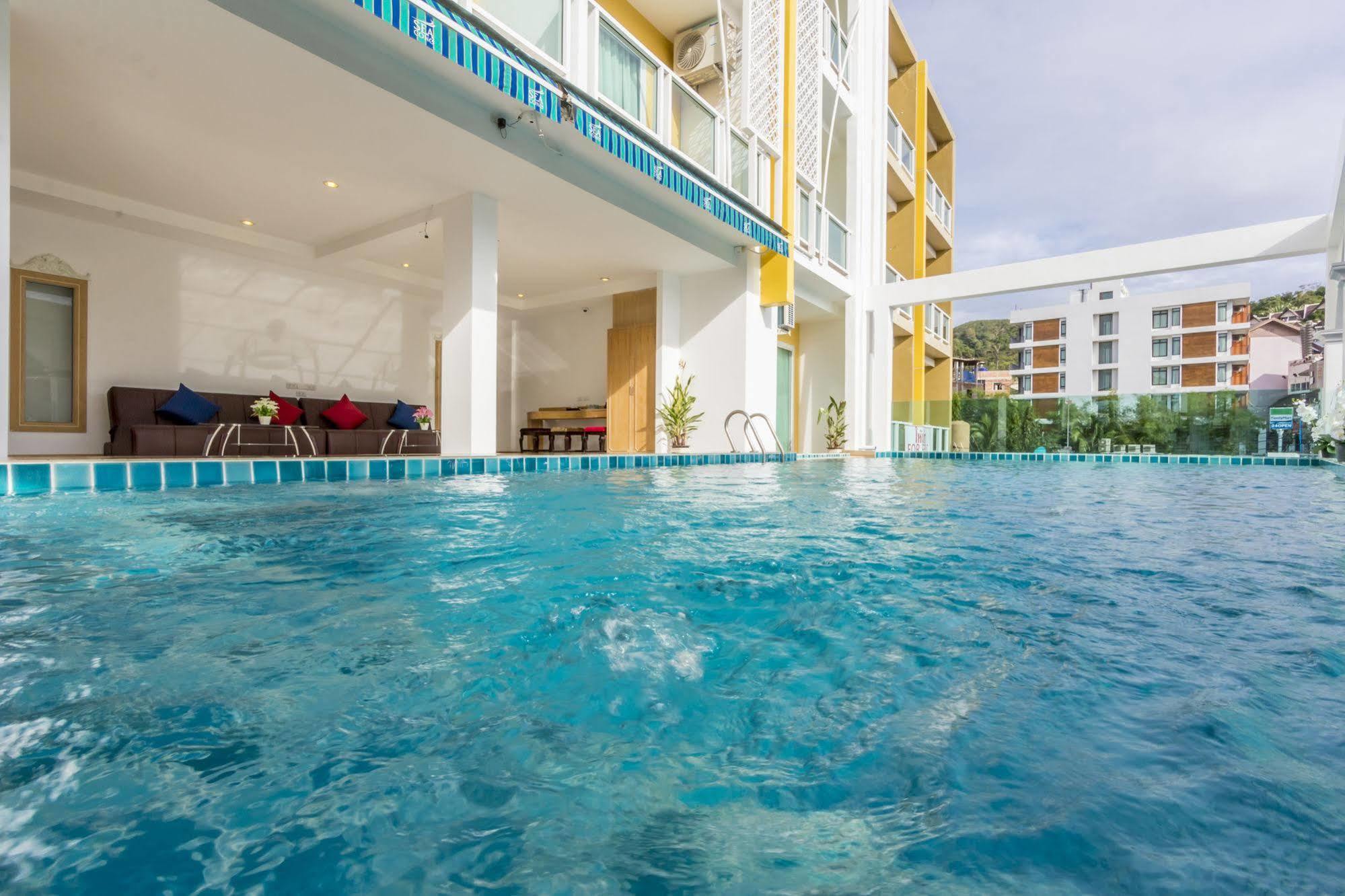 Готель Triple Three Patong Екстер'єр фото