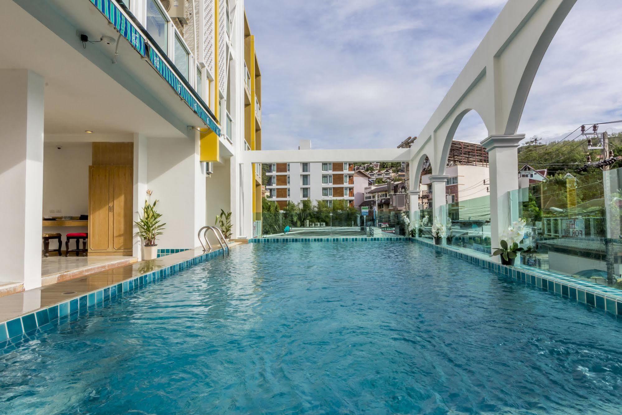 Готель Triple Three Patong Екстер'єр фото