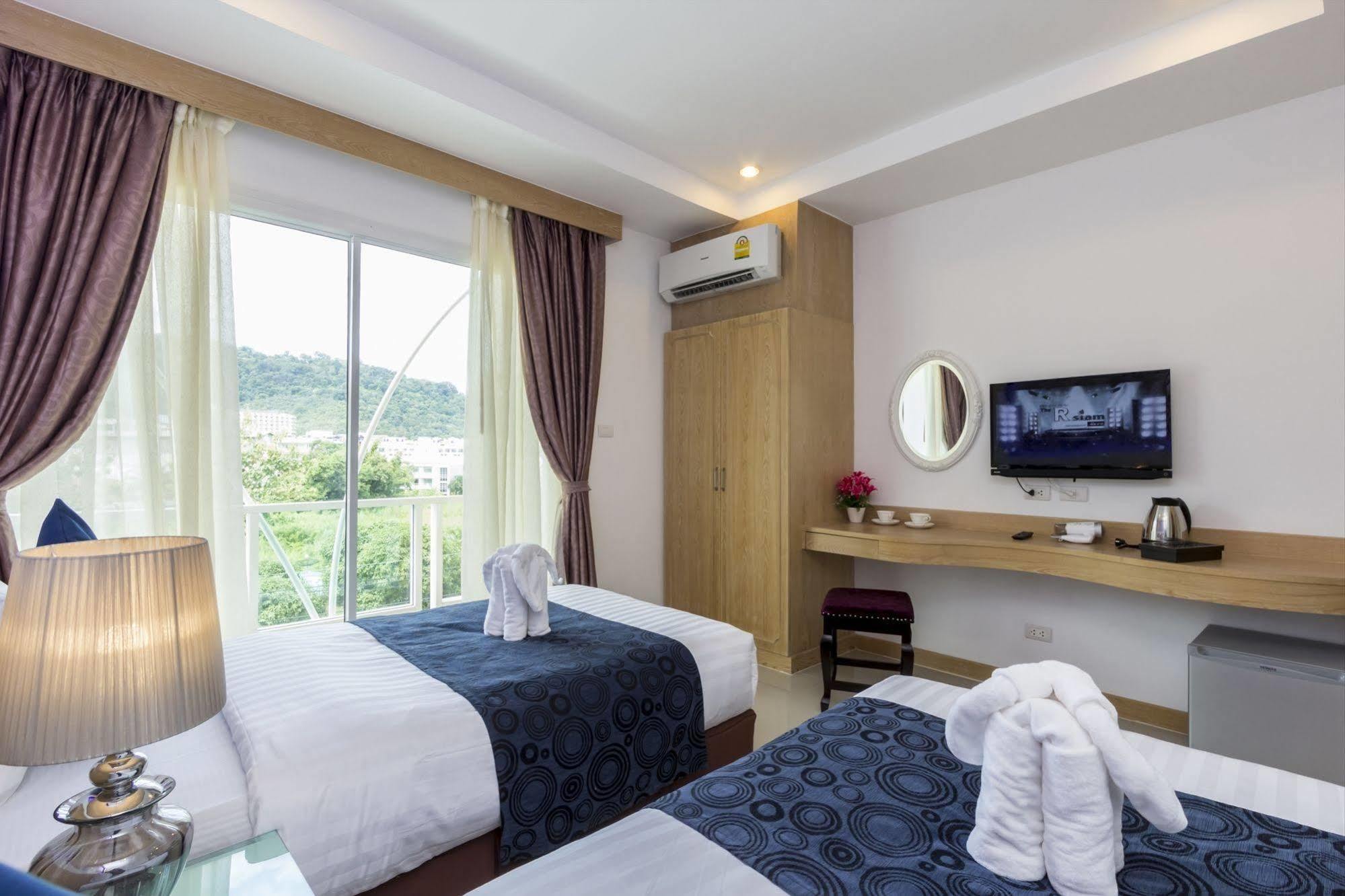 Готель Triple Three Patong Екстер'єр фото